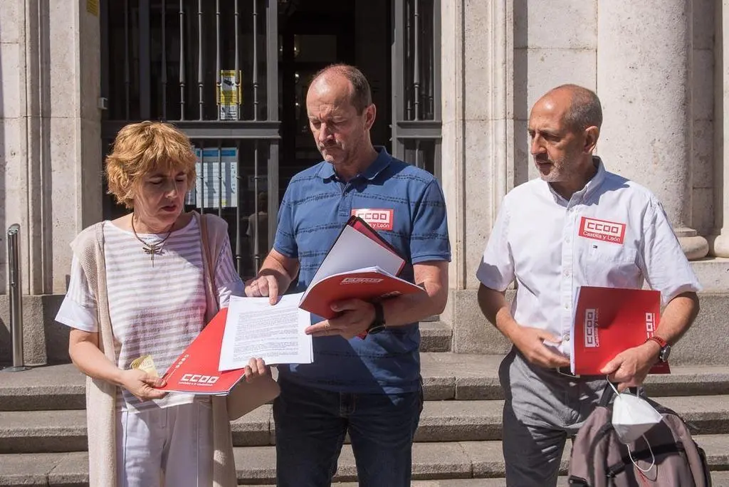 Representantes de la FSC-CCOO tras registrar ante la Fiscalía la denuncia a la Junta por el incendio en Sierra de la Culebra. Fotografía: CCOO CyL