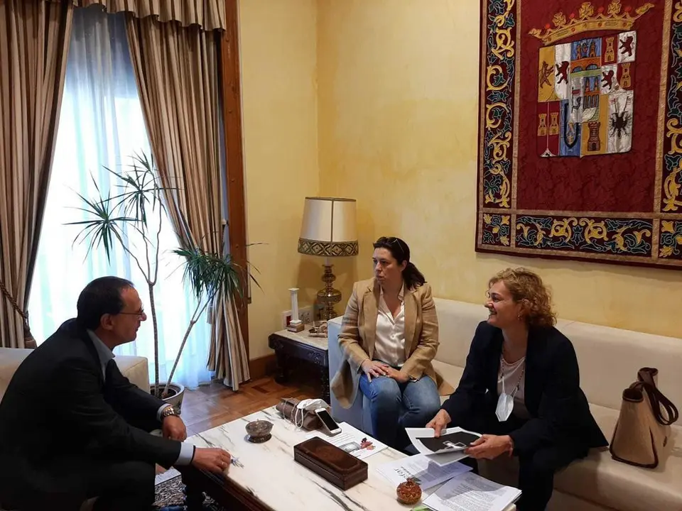 El subdelegado del Gobierno, Ángel Blanco, junto a Elena Amaro y Begoña González, representantes en Zamora de la Sociedad Española de Farmacia Rural, SEFAR