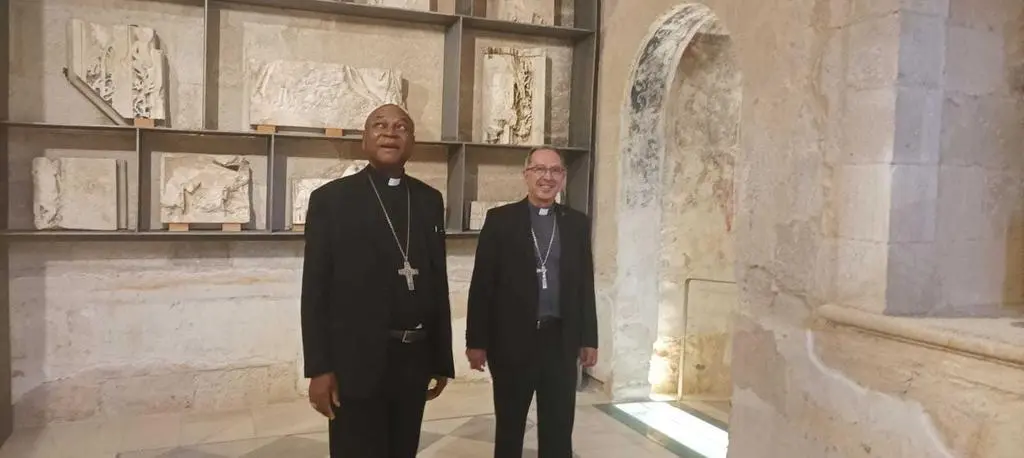 El Cardenal y Arzobispo emérito de Abuya John Onaiyeka junto al obispo de Zamora, Fernando Valera