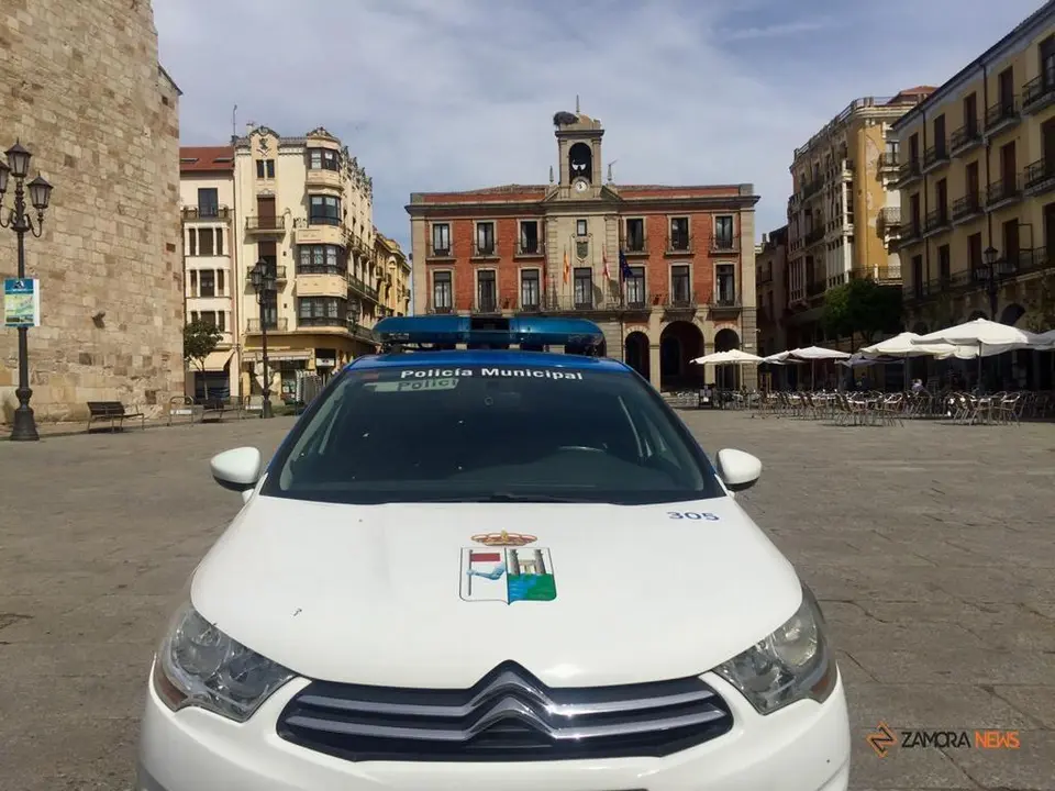 Coche de la policía en la Plaza Mayor