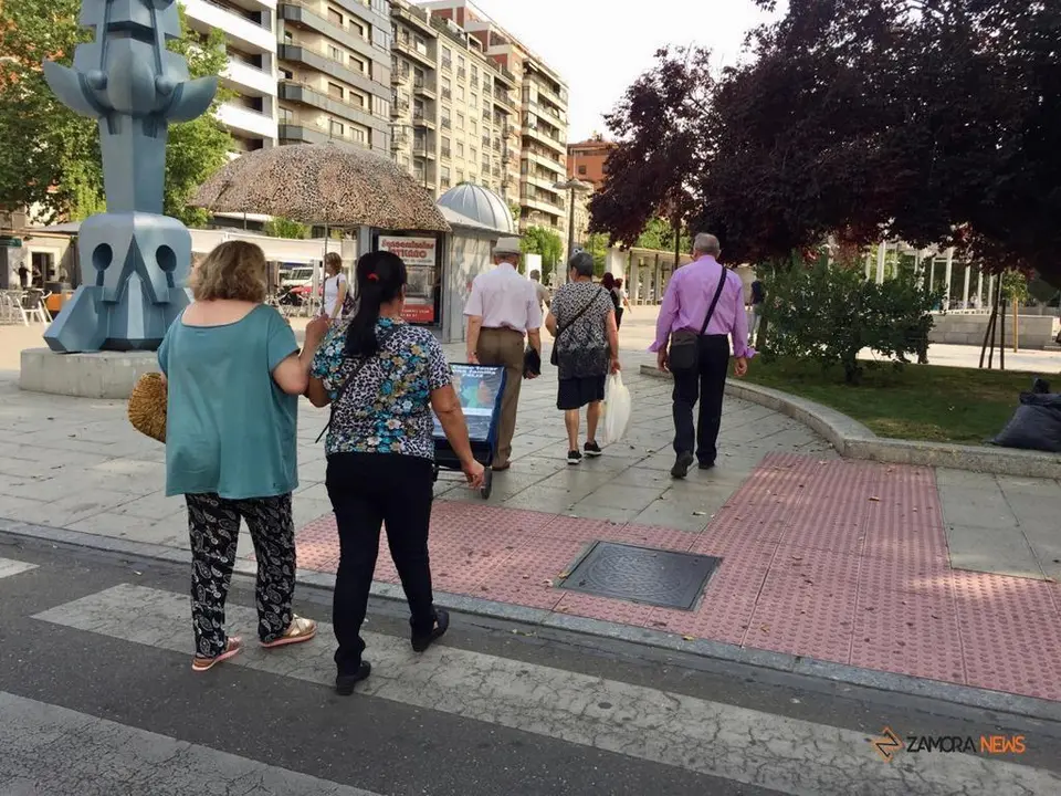 Zamoranos paseando por la zona de La Marina