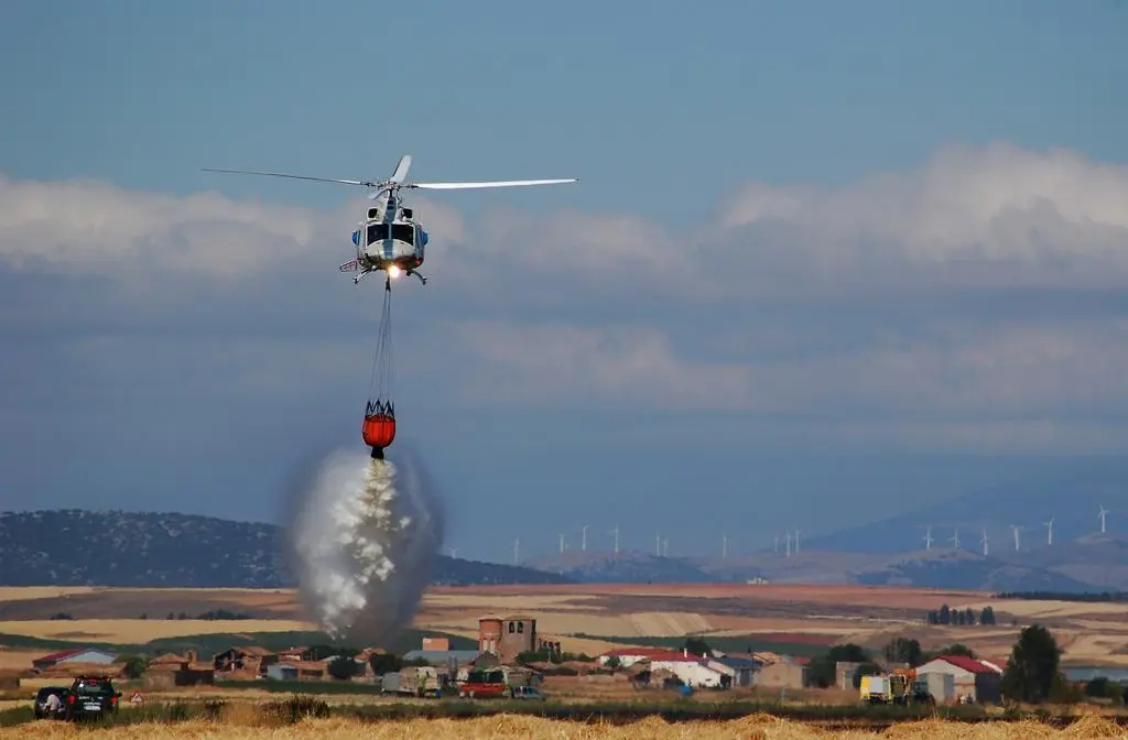 Helicóptero fuego. Imagen archivo