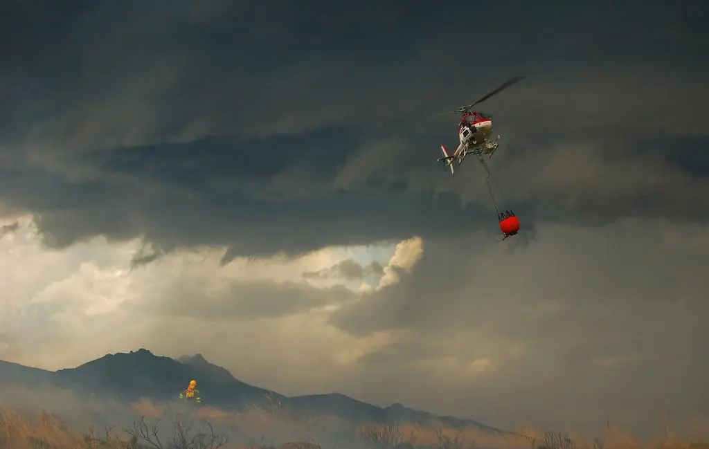 Imagen de archivo de un helicóptero sofocando un fuego
