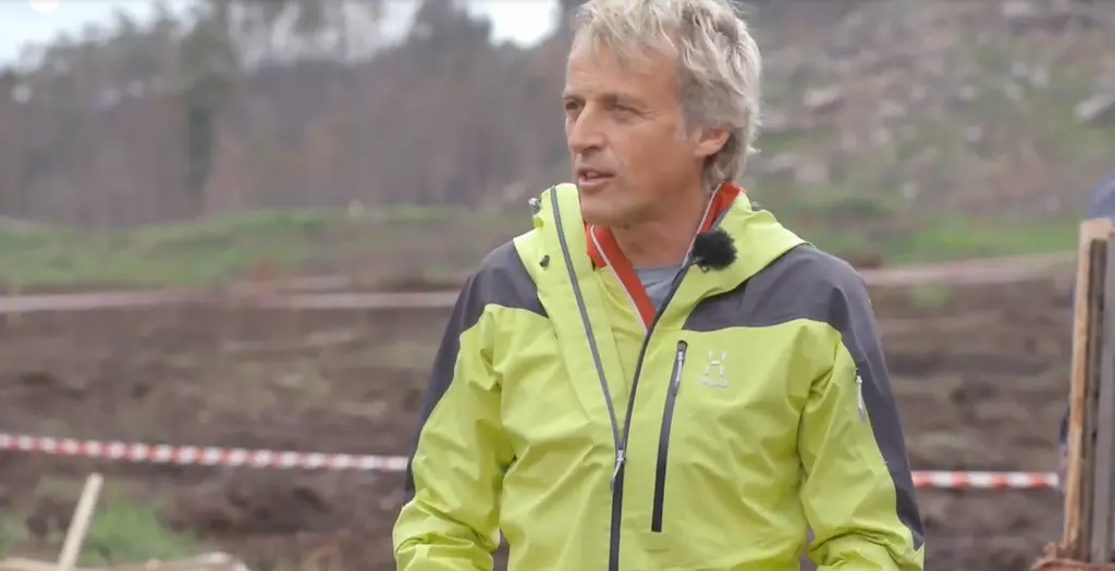Jesús Calleja en un terreno arrasado por el fuego