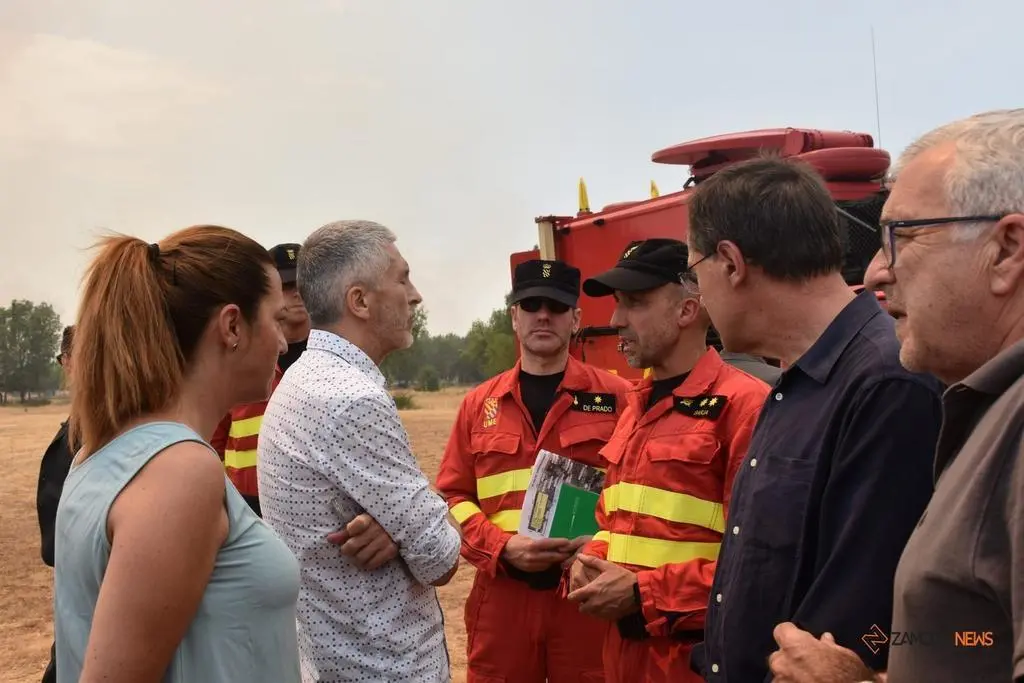 El ministro del interior, Fernando Grande-Marlaska, visita el fuego en Losacio_2