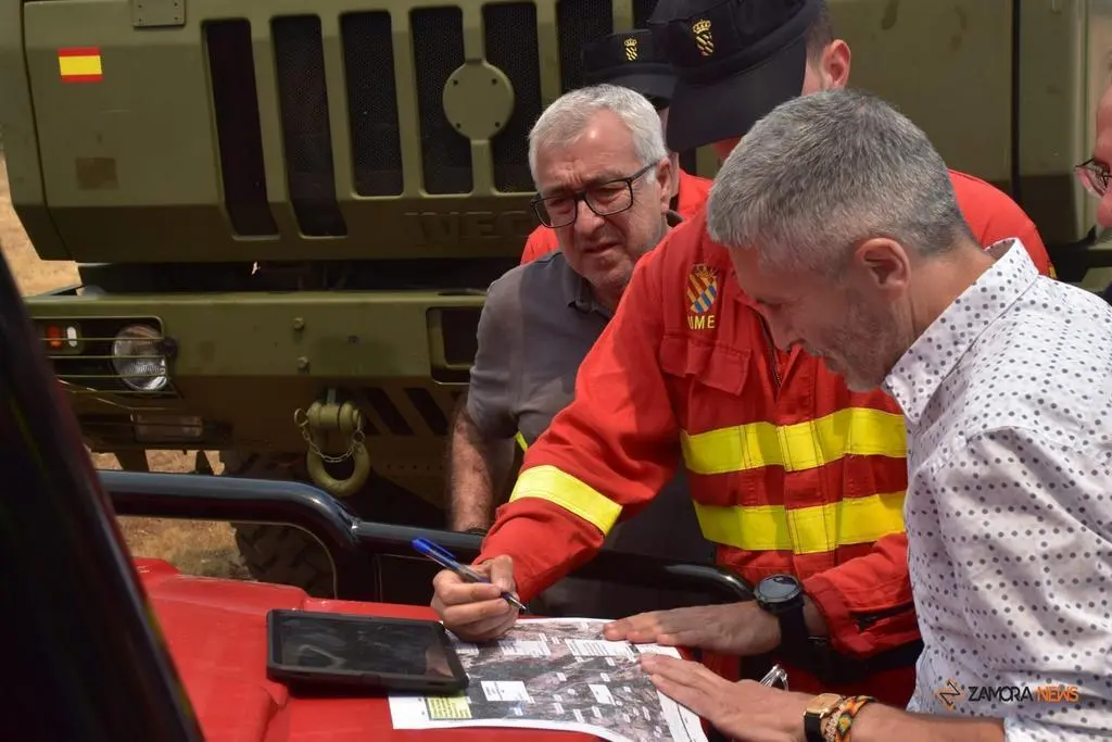 El ministro del interior, Fernando Grande-Marlaska, visita el fuego en Losacio_4