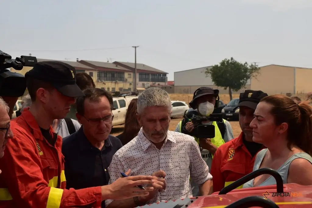 El ministro del interior, Fernando Grande-Marlaska, visita el fuego en Losacio_5