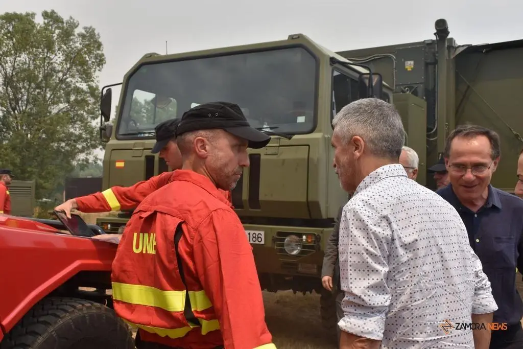 El ministro del interior, Fernando Grande-Marlaska, visita el fuego en Losacio_6