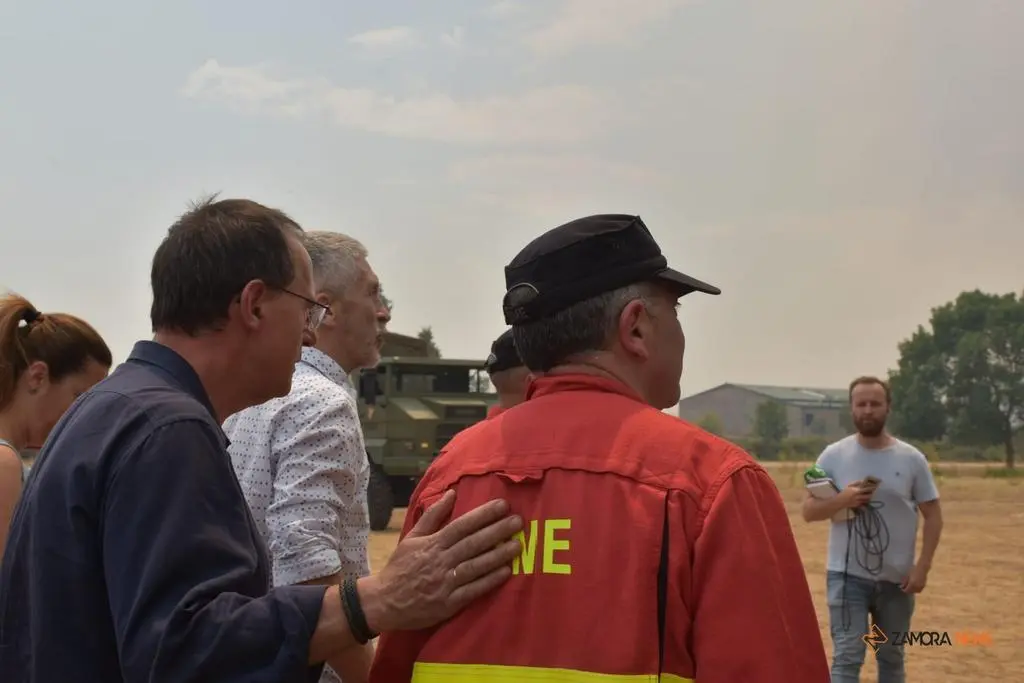 El ministro del interior, Fernando Grande-Marlaska, visita el fuego en Losacio_7