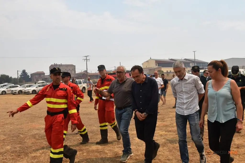 El ministro del interior, Fernando Grande-Marlaska, visita el fuego en Losacio_9