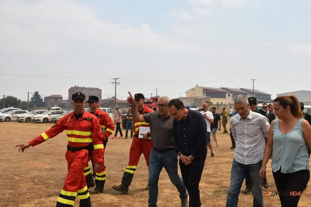 El ministro del interior, Fernando Grande-Marlaska, visita el fuego en Losacio_10