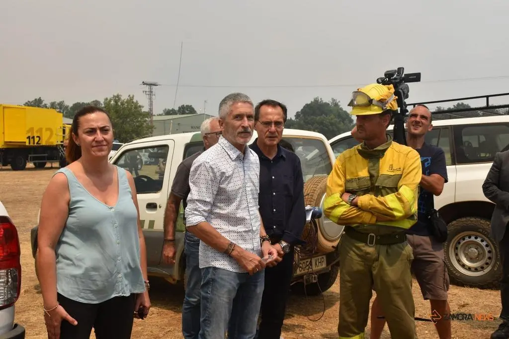 El ministro del interior, Fernando Grande-Marlaska, visita el fuego en Losacio_11
