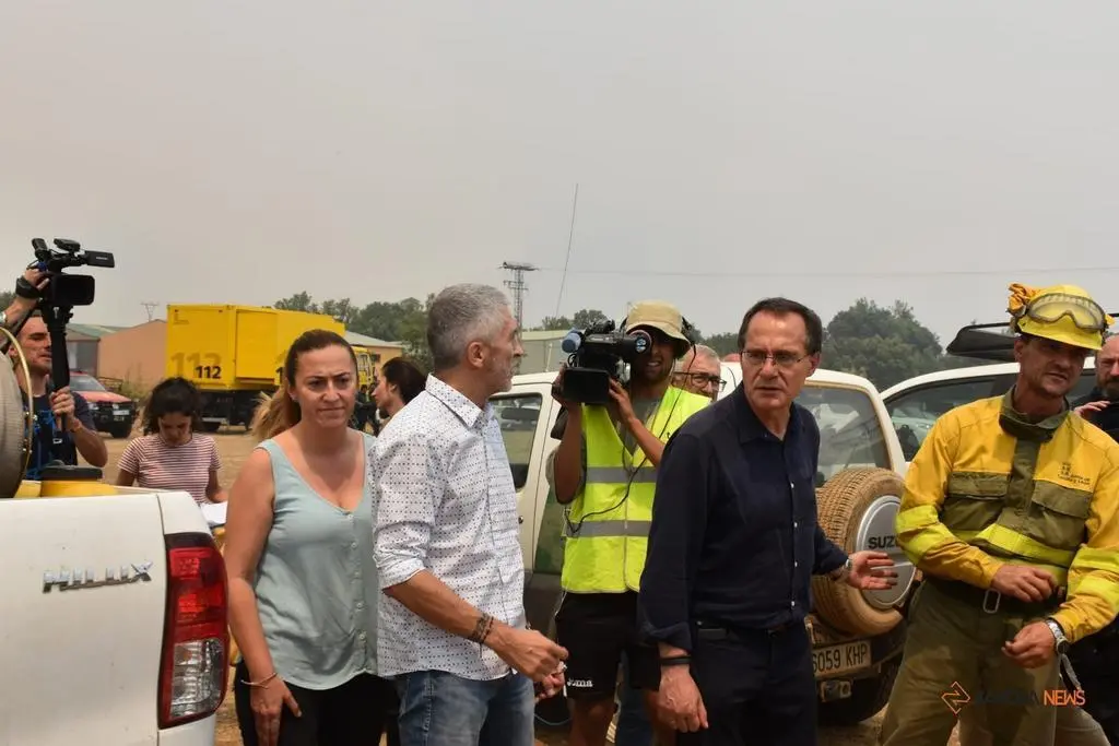 El ministro del interior, Fernando Grande-Marlaska, visita el fuego en Losacio_12