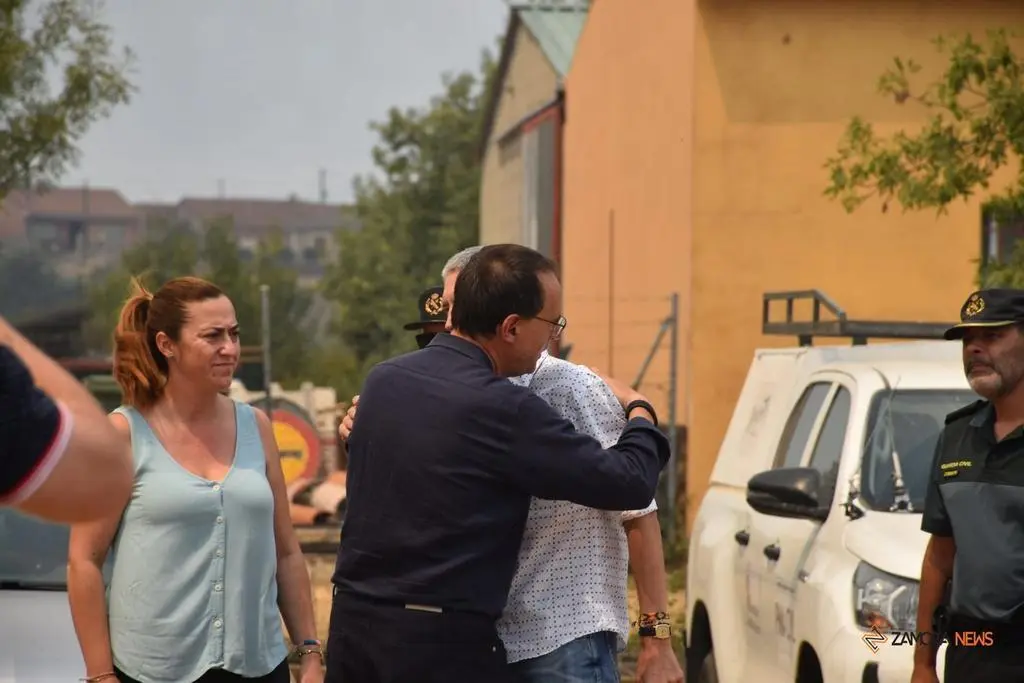 El ministro del interior, Fernando Grande-Marlaska, visita el fuego en Losacio_18