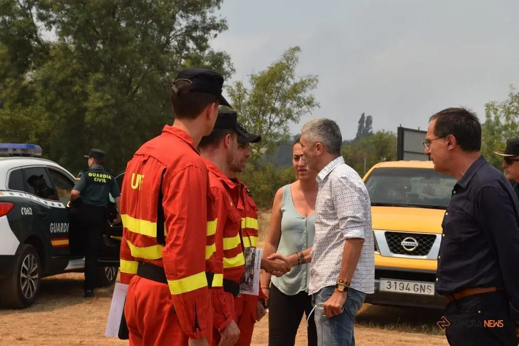 El ministro del interior, Fernando Grande-Marlaska, visita el fuego en Losacio_17
