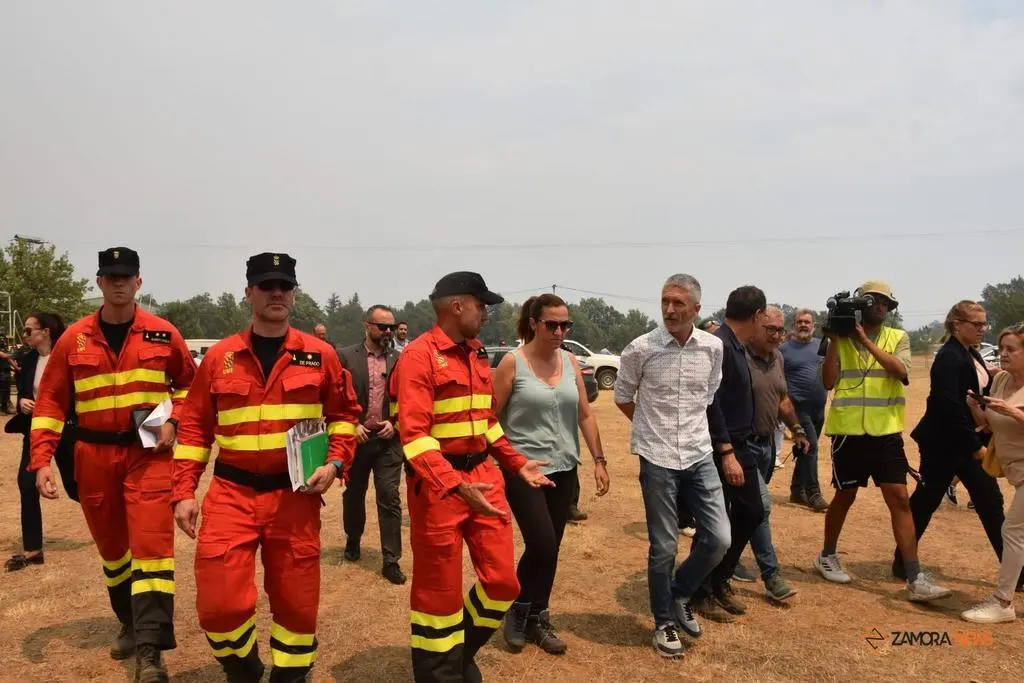 El ministro del interior, Fernando Grande-Marlaska, visita el fuego en Losacio_13