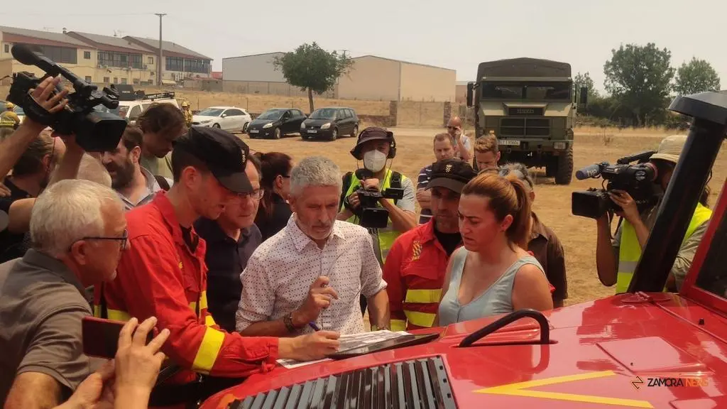 El ministro del interior, Fernando Grande-Marlaska, visita el fuego en Losacio