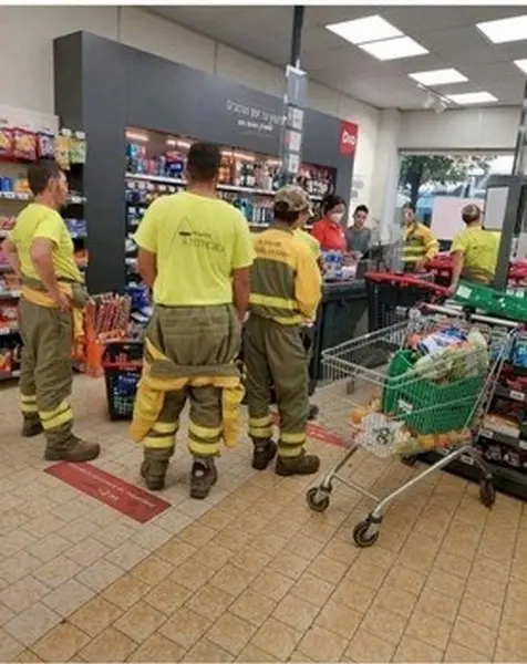 Operarios de extinción de incendios en un supermercado