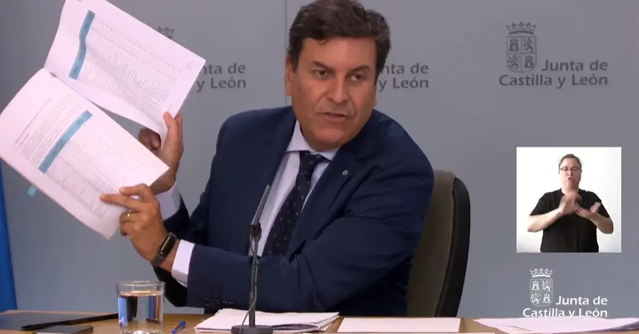 El portavoz y consejero de Economía y Hacienda, Carlos Fernández Carriedo, presenta el nuevo mapa concesional de Servicios Regulares de Transporte