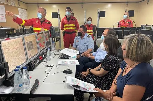 La ministra de Defensa, Margarita Robles, durante su visita al Puesto de Mando Avanzado del Batallón de Intervención en Emergencias V (BIEM V) de la Unidad Militar de Emergencias (UME), en Tábara (Zamora).