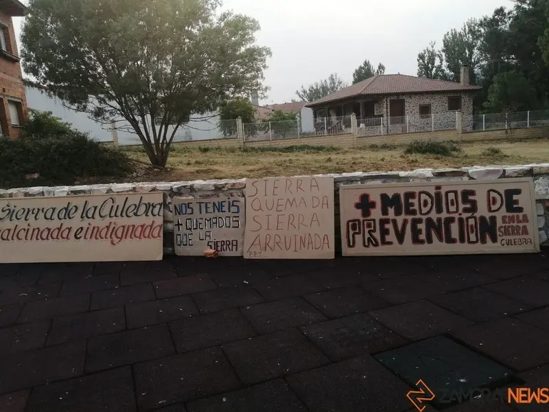 Pancartas de protesta por el incendio en Ferreras de Arriba