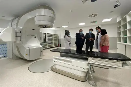 La ministra de Sanidad, Carolina Darias, y el presidente de la Junta de Castilla y León, Alfonso Fernández Mañueco, en el Hospital Universitario de Salamanca.