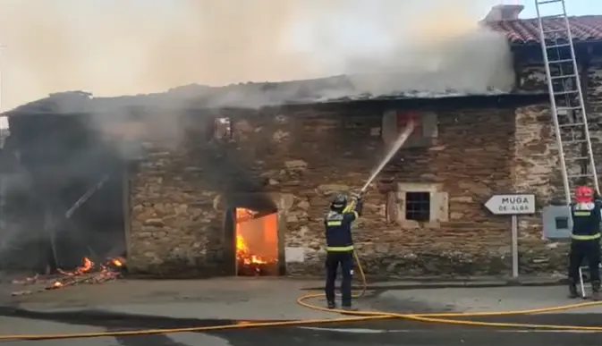 El incendio de Losacio alcanza el casco urbano