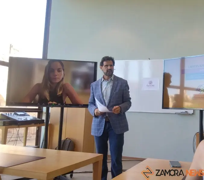 Antonio Sola presenta los resultados de la encuesta en la FRAH.
