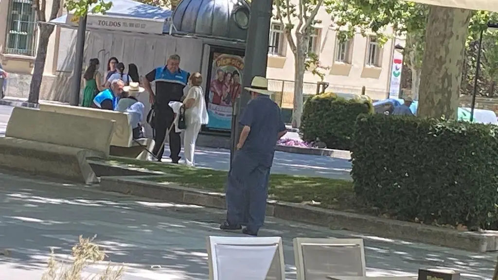 Agentes de la Policía Local hablan con la pareja denunciada en pleno parque de La Marina. Fotografía: CEDIDA