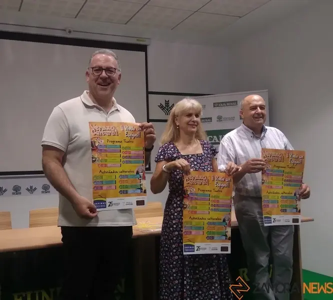 Flor Guerrero, presidenta de "Espigas", junto a Feliciano Ferrero y el diputado de Cultura.
