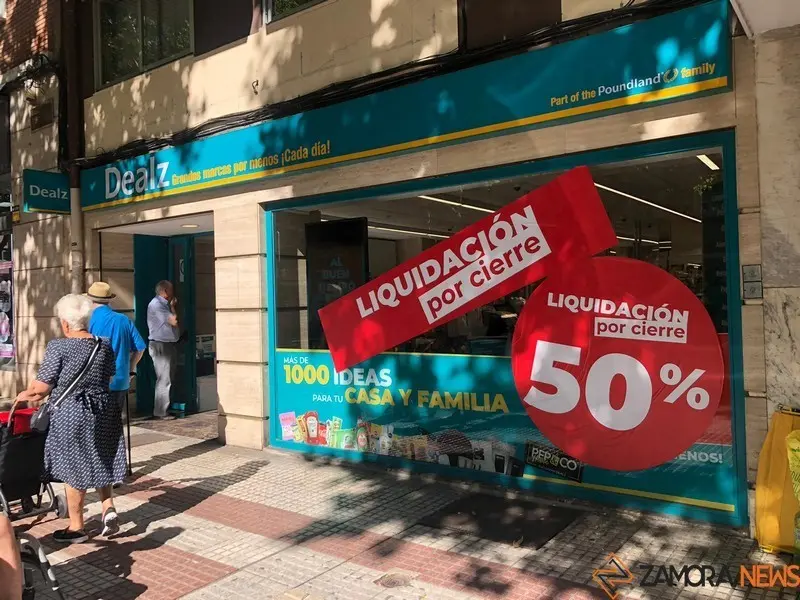 Cartel de Liquidación de cierre en DEALZ