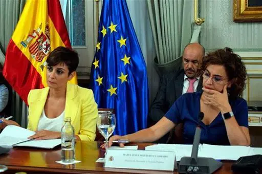 La ministra Isabel Rodríguez acompañada de la ministra de Hacienda, María Jesús Montero