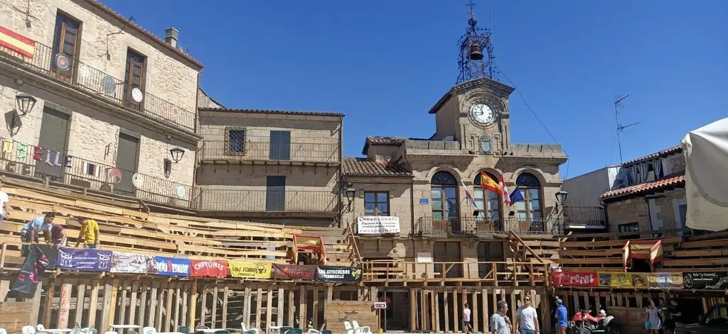 Colocación de las pancartas de las peñas en la plaza de madera de Fermoselle