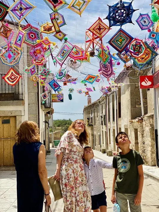 Mandalas realizados por La Mayuela en la calle Teniente Chamorro de Bermillo de Sayago. Fotografía: CEDIDA