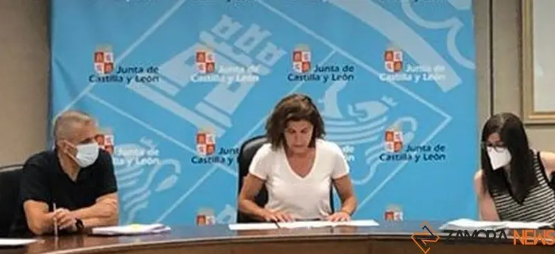 Reunión presidida por la delegada de la Junta, Clara San Damián. Foto Marcos Vicente