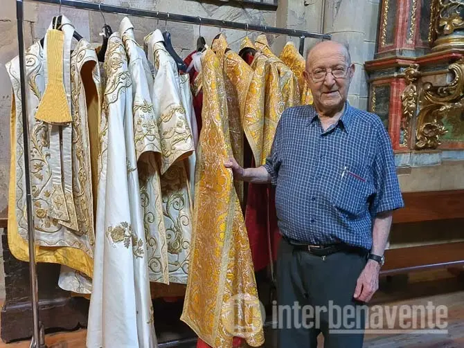Don Gildo muestra las ropas eclesiásticas de la iglesia de Santa María. Fotografía: Interbenavente.es