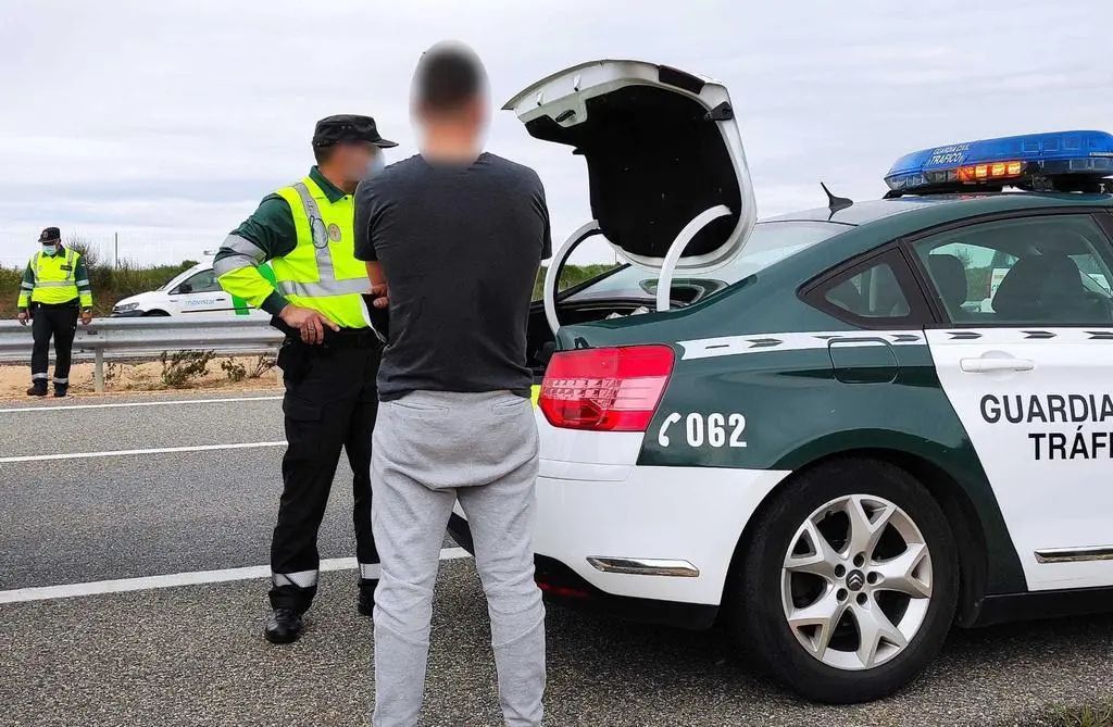 Control realizado a un conductor en Sanabria tras conducir sin puntos y dar positivo en alcohol y drogas al volante. Fotografía: GC