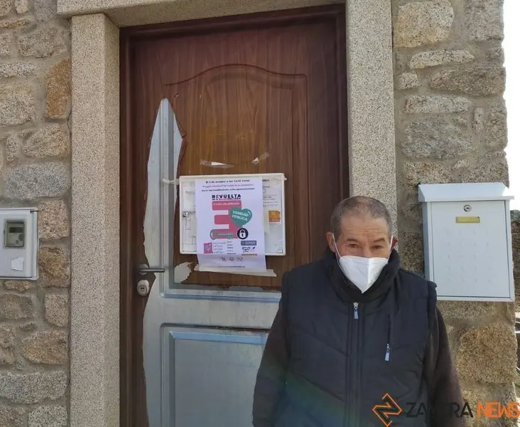 Un hombre mayor frente al consultorio de un pueblo de Zamora