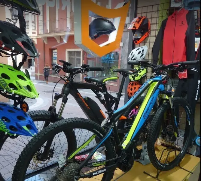 Bicicleta en un escaparate. Foto La Madrileña/Facebook