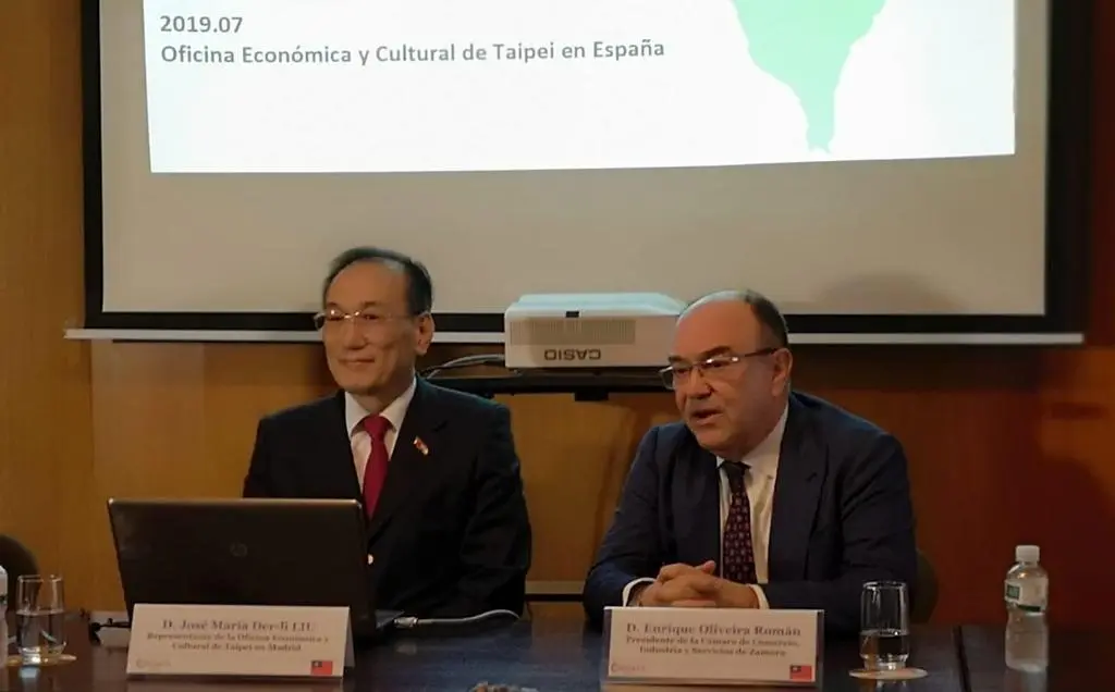 El embajador de Taiwan en su visita a la Camara en el año 2019