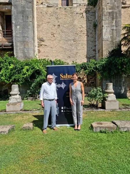 Clara San Damián con el alcalde de Alcañices en la exposición Salus