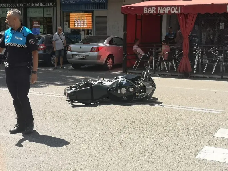 Una moto accidentada en el suelo. Foto de archivo
