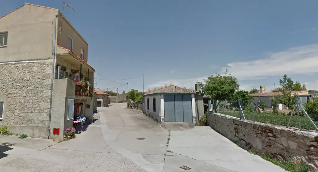 Calle en la que se ha producido el incendio de parte de una vivienda en Bermillo de Sayago