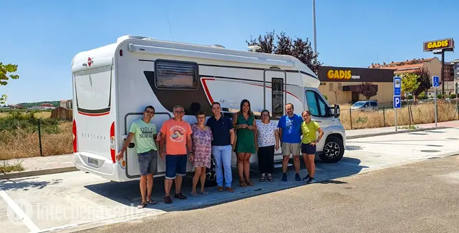 Familia canaria en el nuevo parking de autocaravanas de Benavente
