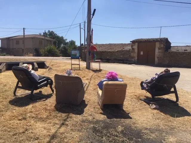 Mayos apostados a la entrada de Figueruela de Sayago