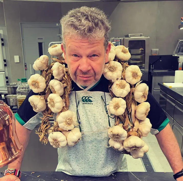 Alberto Chicote con los ajos de Cuelgamures