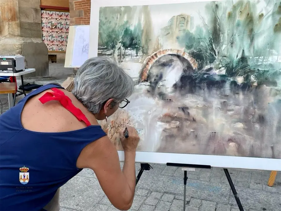 Mercedes Ballesteros durante la realización de su obra para el XXIII Certamen de pintura rápida 'Ciudad de Benavente'