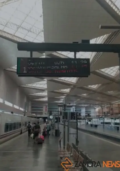Pasajeros en la estación de tren de Zaragoza