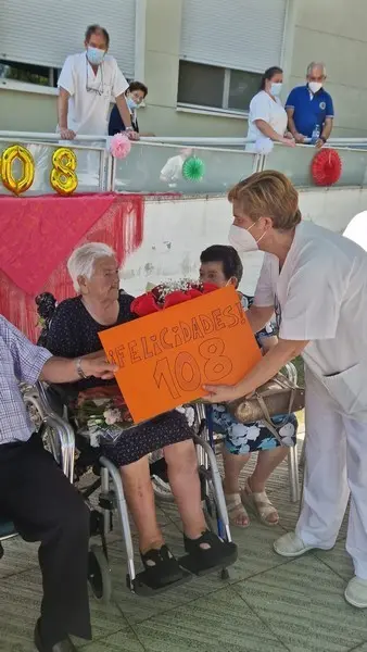 Aurelia recibe las felicitaciones en la residencia de Toro. Foto Cáritas