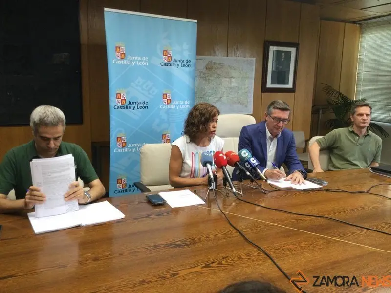 La delegada territorial de la Junta en Zamora, Clara San Damián, y el director general de Patrimonio Natural y Política Forestal, José Ángel Arranz, se reúne con los alcaldes de los municipios afectados por el incendio de La Sierra de la Culebra (Zamora)